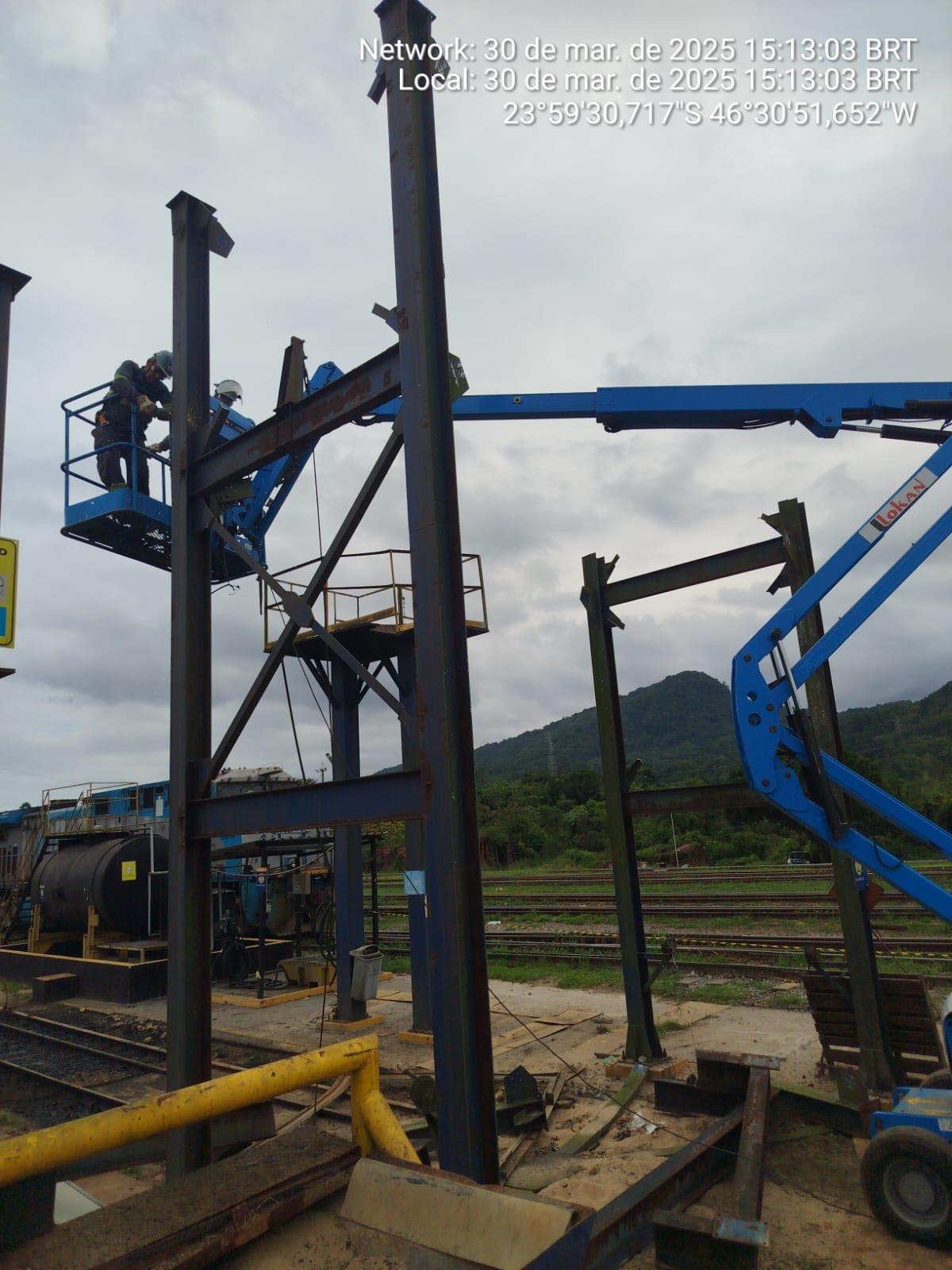 Estrutura ferroviária em execução pela Costa e Oliveira Construções